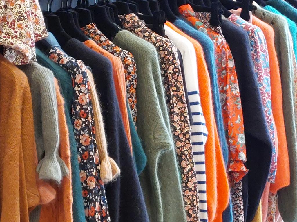 Des robes, des petits hauts, des pulls, des gilets...