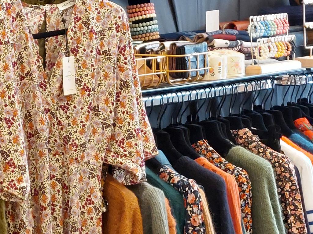 Des robes, des petits hauts, des pulls, des gilets...