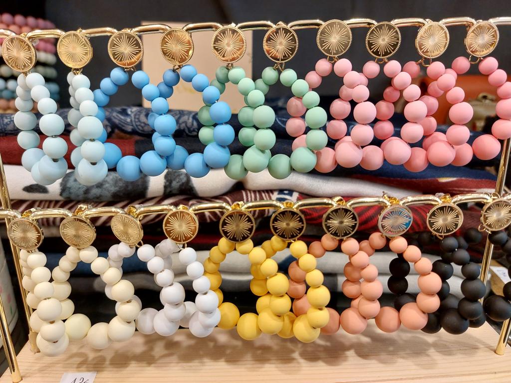 boucles d'oreilles de toute les couleurs 